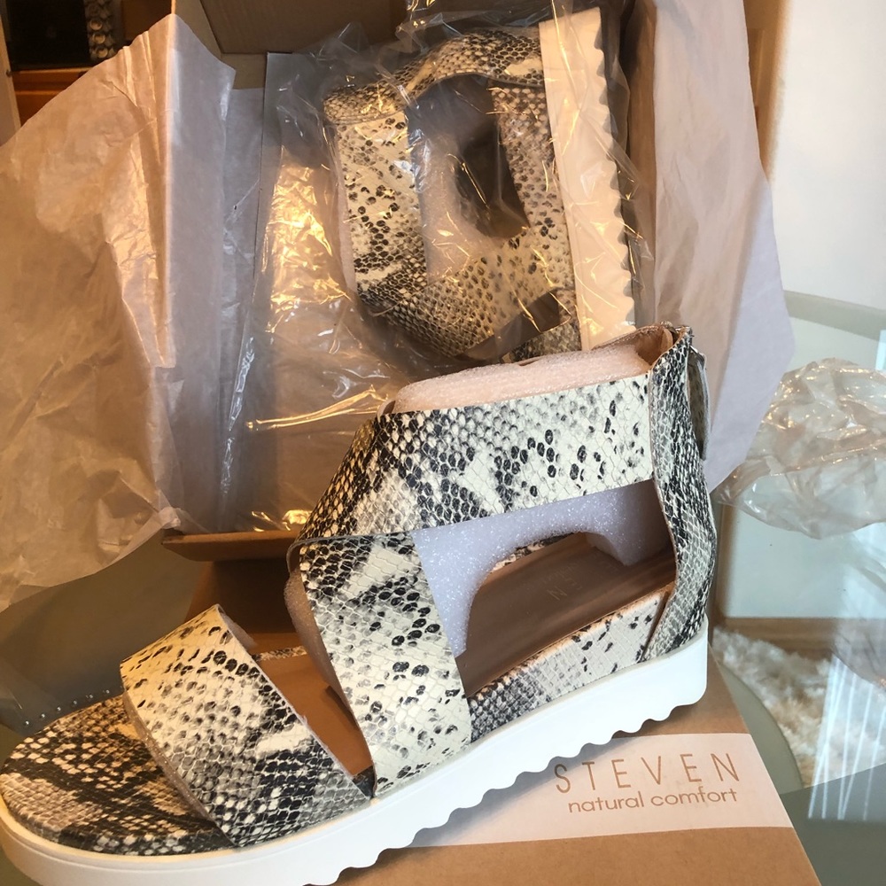 New Steve Madden Natural Comfort White Snake Print